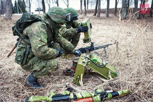 俄军士兵对地面射击触发地雷爆炸