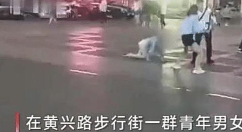 菲律宾街头惊现下水道爬出一女子事件