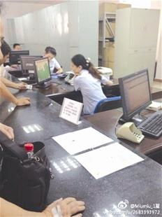 女子坐实习窗口，温柔抽血并安慰实习生